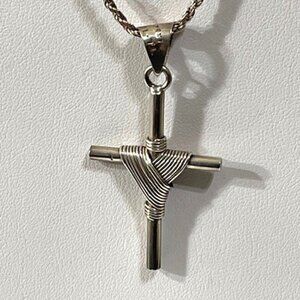 Vintage 925 silver 18" rope chain and 925 silver cross.
